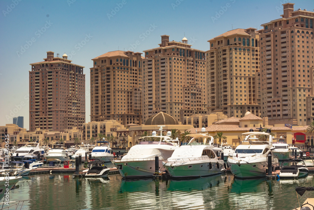 Yates y botes en la marina de La Perla de Qatar. Lugar turistico, comercial y residencial de lujo. Estilo de vida arabe lujoso.