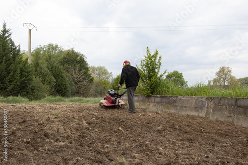 Motoculteur retournant la terre