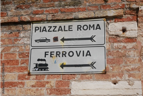 Wegweiser im Centro Storico von Venedig zum Bahnhof (Ferrovia) und zur Piazzale Roma (Bus-Terminal und Parkhaus)