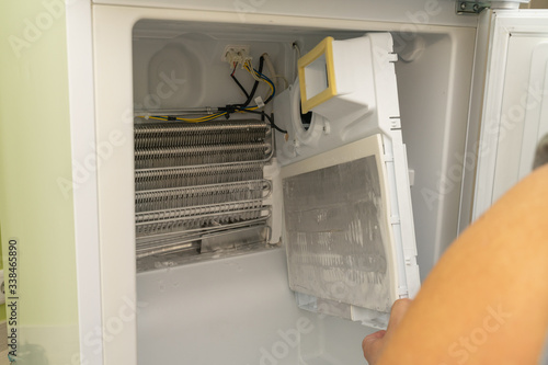 master removed the refrigerator freezer fan for repair, water in the refrigerator, the refrigerator does not work, husband for an hour photo