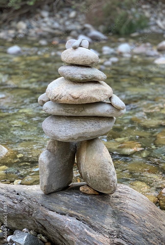 Steinmännchen am Fluss