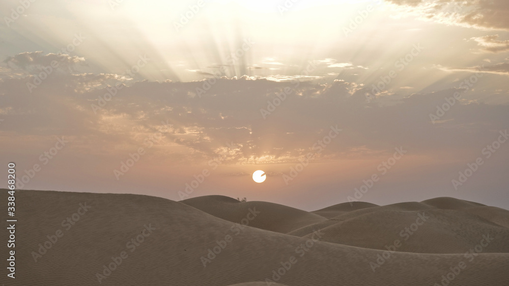 Obraz premium Soleil entre nuages et dunes