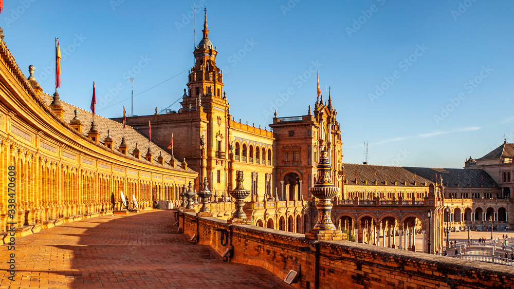 Panorámica de los edificios de la Plaza de España de Sevilla en un día con sol brillante
