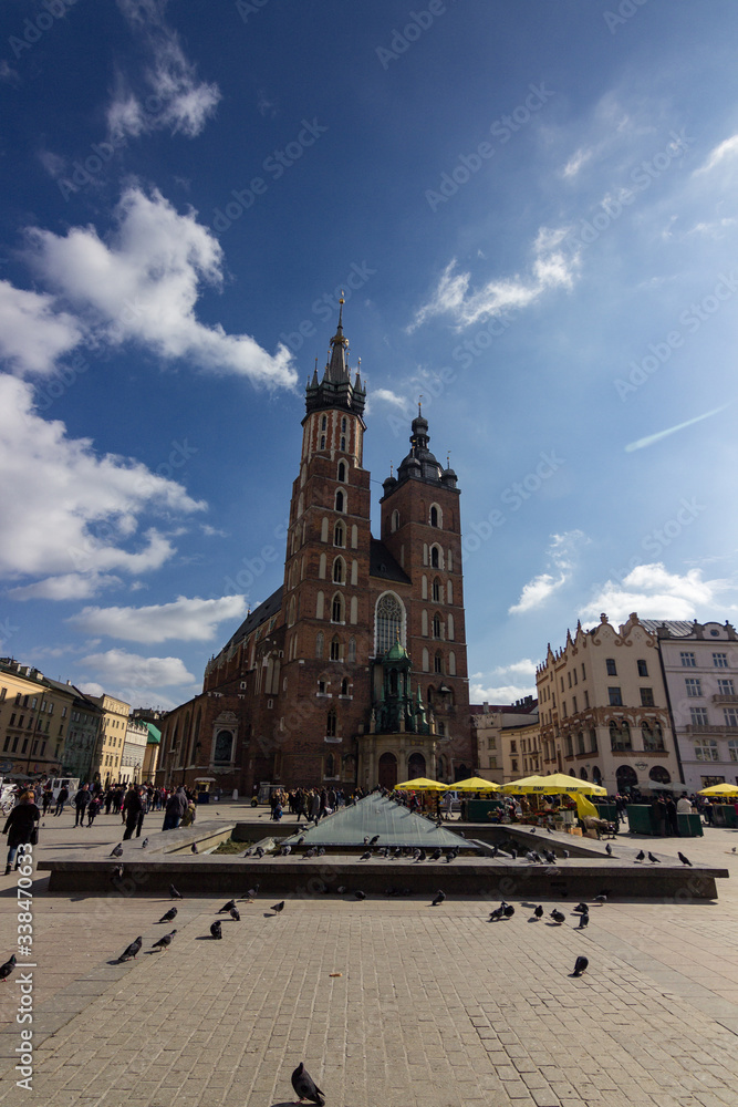 Obraz premium Bazylika Mariacka na Rynku Głównym w Krakowie (Polska)