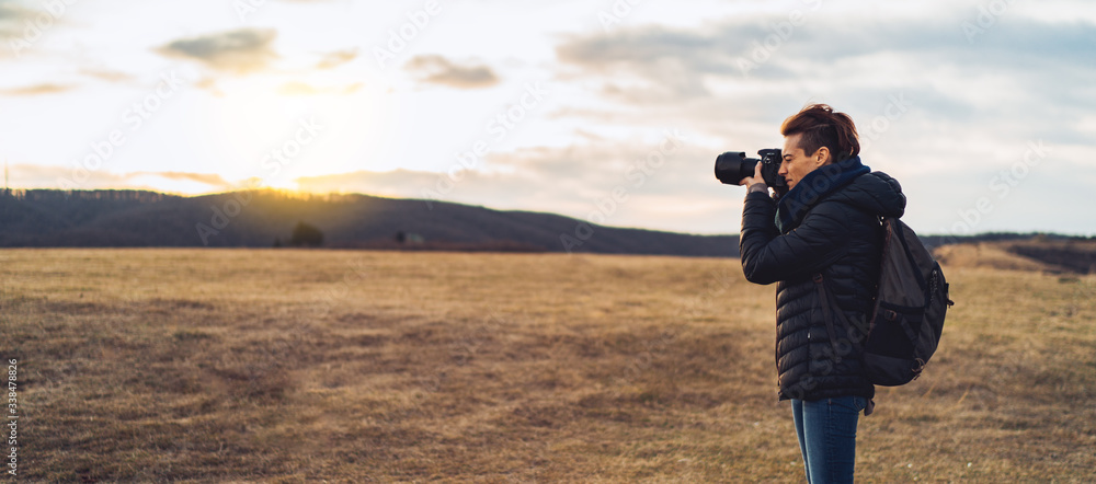 Obraz premium Woman photographer takes photos in the mountains