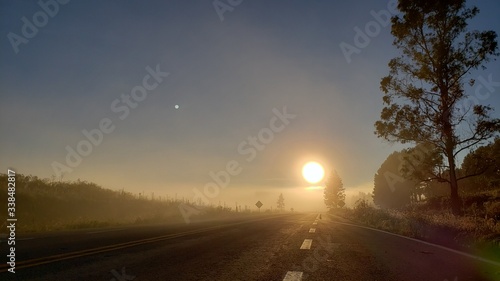 sol nascente e ou poente na estrada