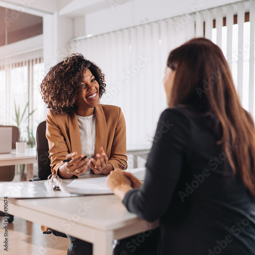 Foto Client consulting with a agent