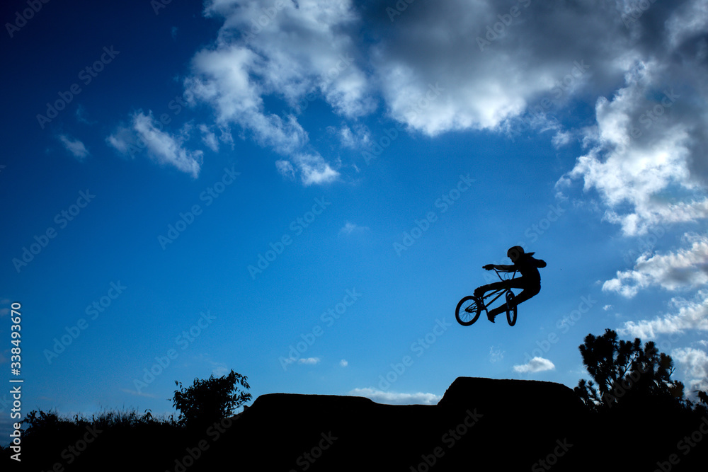 bike, bicicleta, bmx, céu, paisagem, contra luz, atleta, manobra - obrazy, fototapety, plakaty 