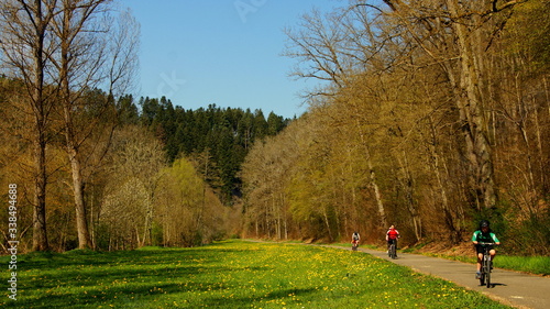 herrlicher Radweg durchs Nagoldtal entlang Wiesen und Wald im Frühling