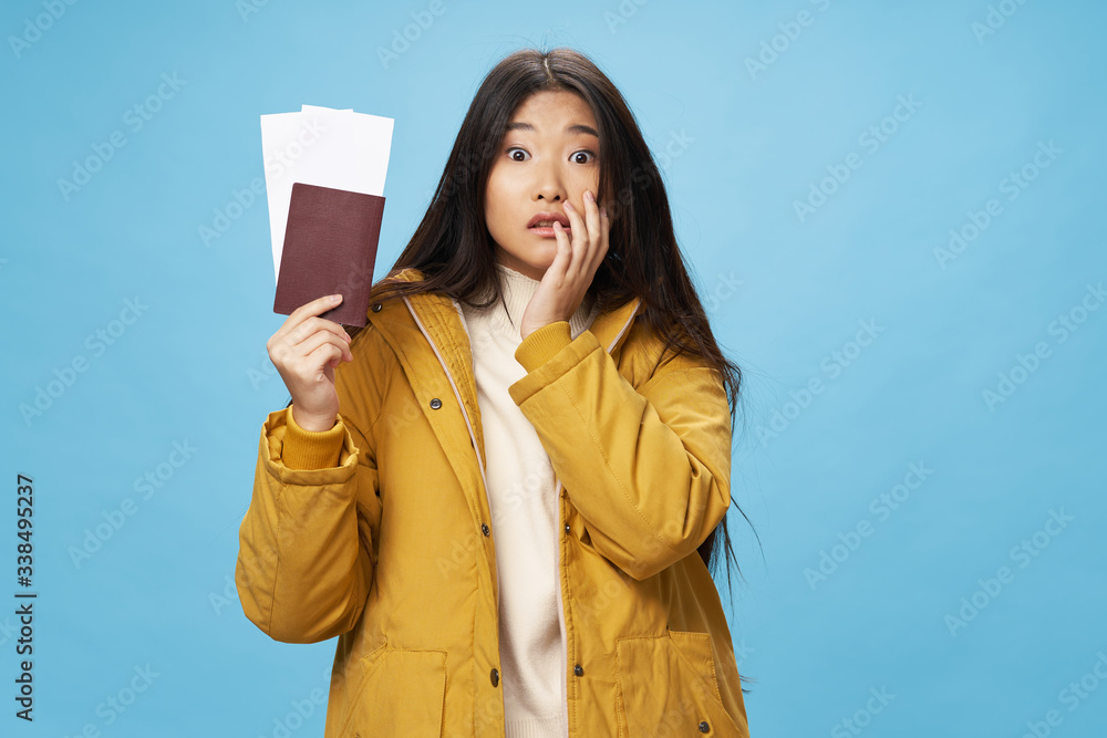 Obraz premium young woman holding a blank card