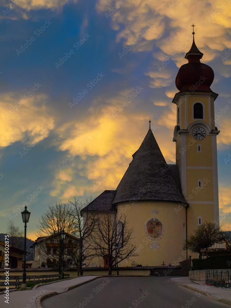 Kirche in Achenkirch am Achensee im Abendlicht 