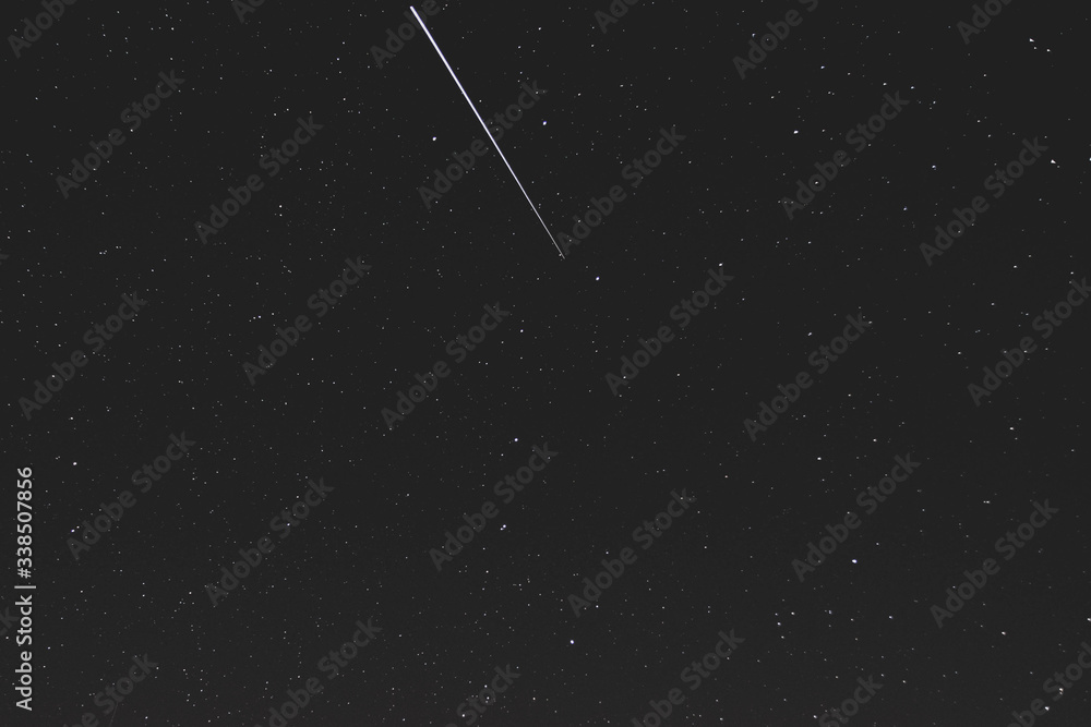 ISS znikający w cieniu Ziemi na tle asteryzmu Wielkiego Wozu - obrazy, fototapety, plakaty 