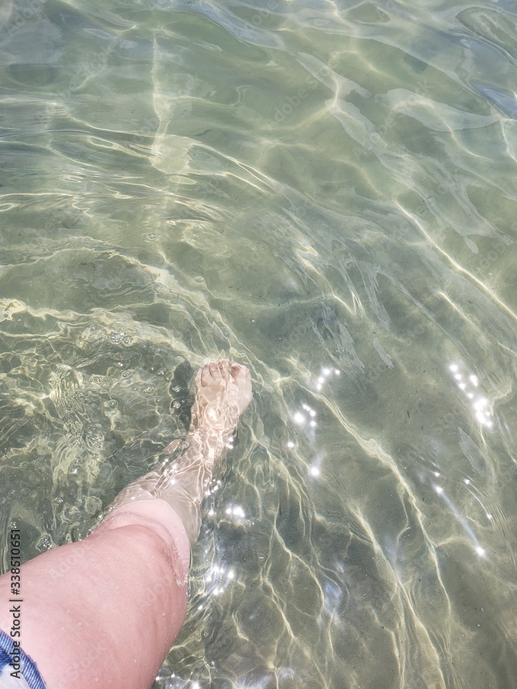 Obraz premium perna feminina em água cristalina, férias, praia, mar, nordeste