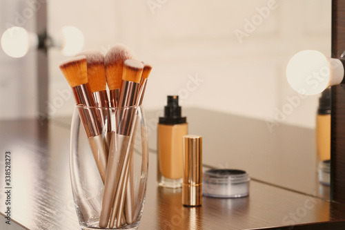 Fotografia Decorative cosmetics and tools on dressing table in makeup room, close up