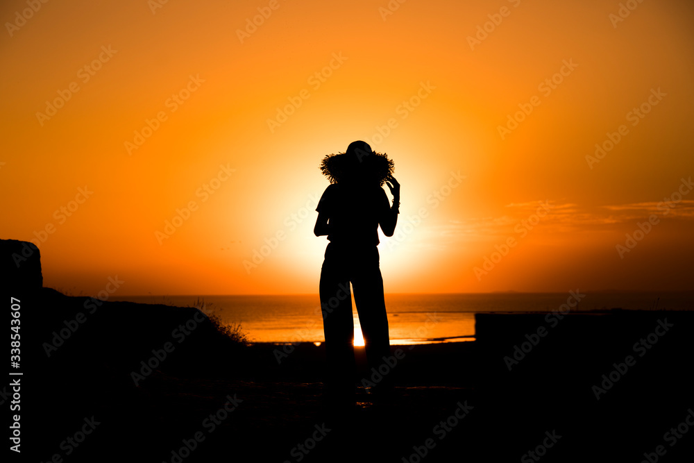 tourist woman hat silhouette