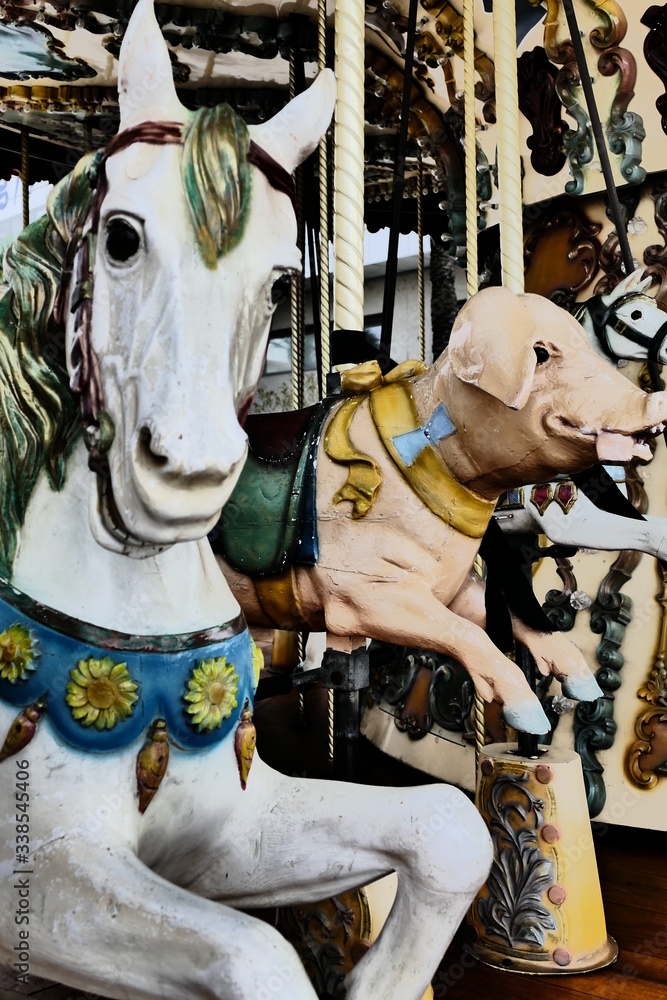 Pferd und Schwein an altem Karussell