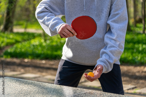 Tischtennis spielen im Freien: Jugendliche im Park / im Grünen © Frank Lambert