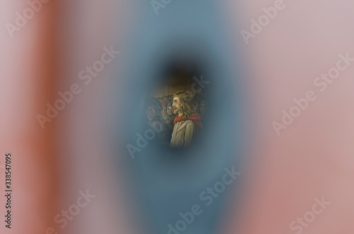 obraz widziany przez dziurkę od klucza