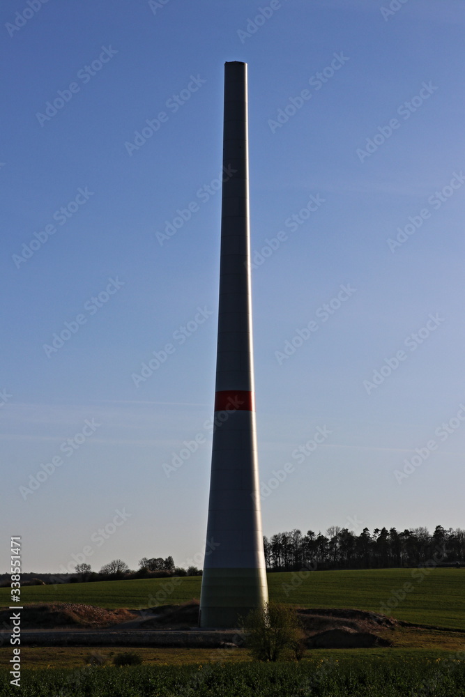 Im Bau befindliche Windkraftanlage - Energiewende (grüne Stromerzeugung)