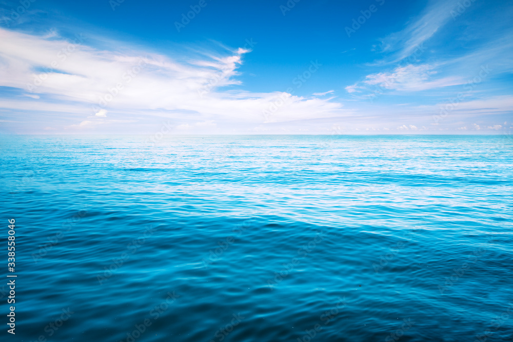 Naklejka premium Beautiful sea and cloudy sky
