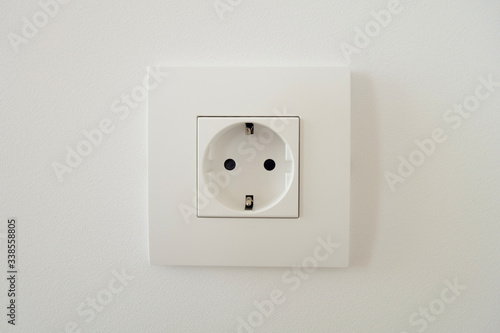 The socket is white EU standard with grounding.