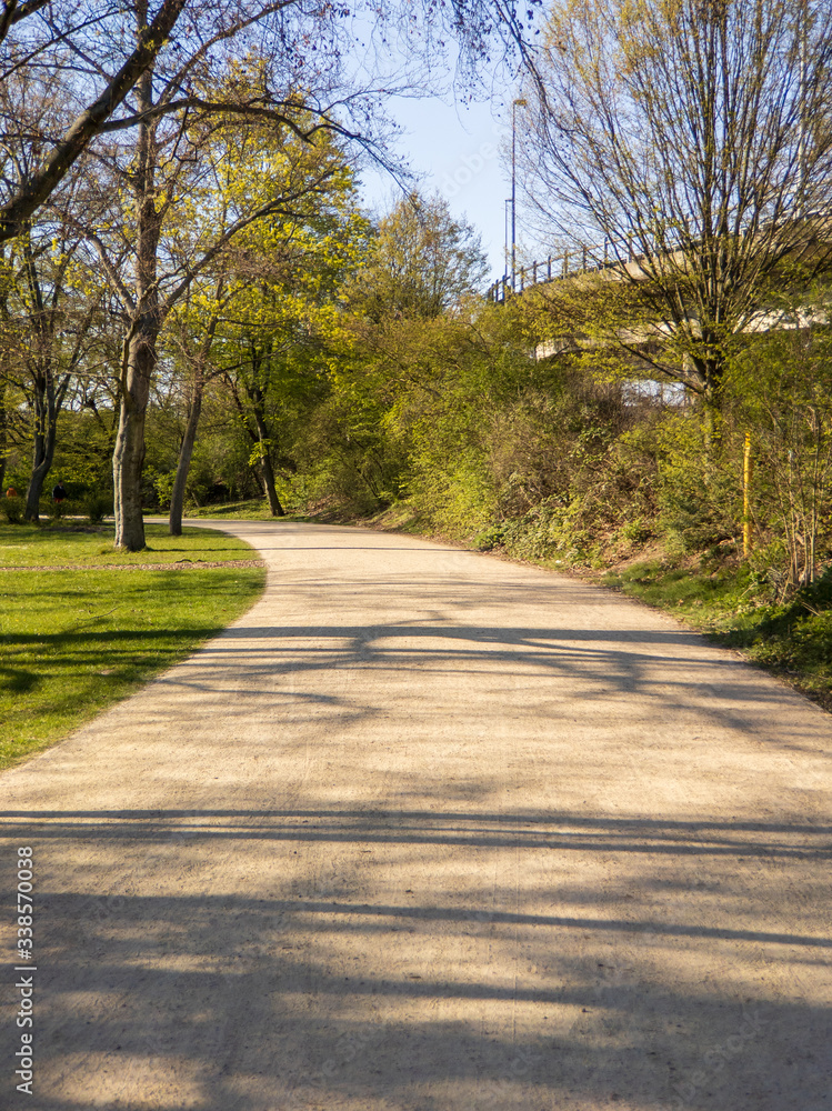 Leerer Gehweg im Park im Frühling von Corona