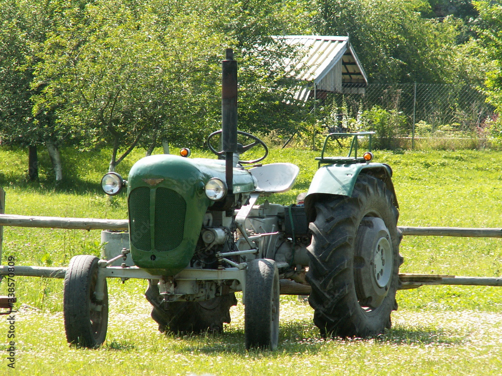 Obraz premium Stary traktor