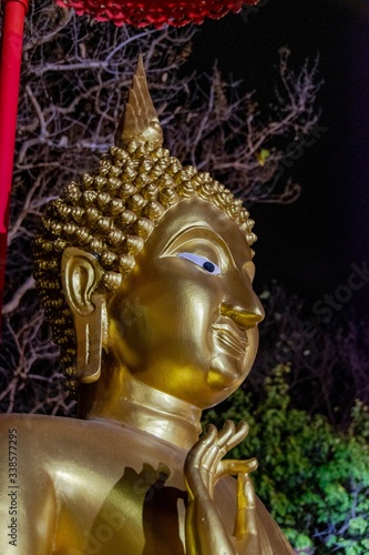 Der Kopf einer vergoldeten Buddha Statue © Fototraveler