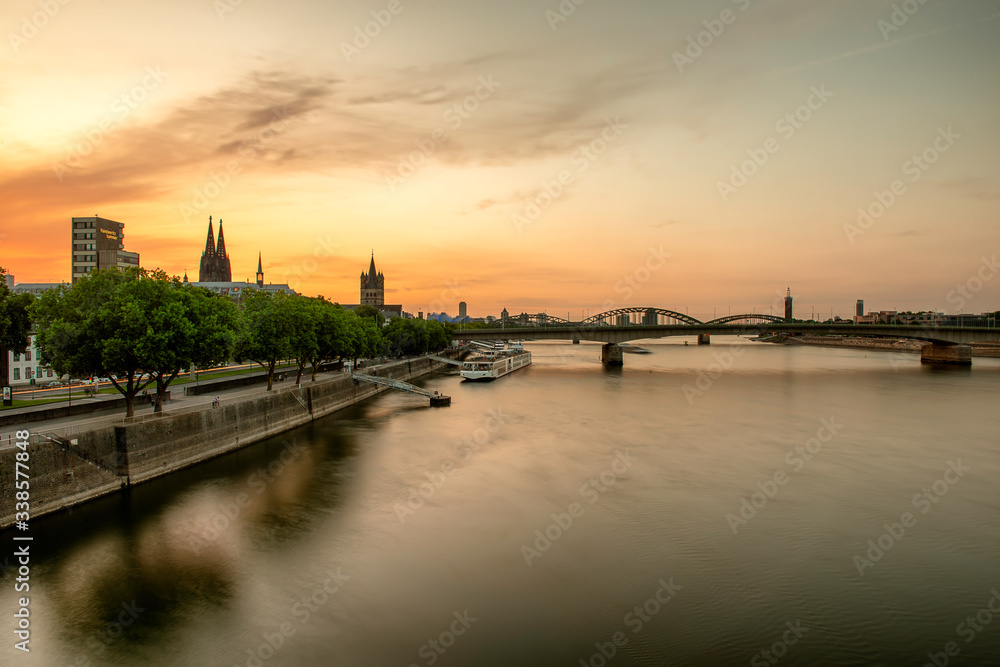 Skyline von Köln mit Kölner Dom und Hohenzollernbrücke bei Nach, Panorama of Cologne in Germany at sunset, cityscape by the Rhine.
