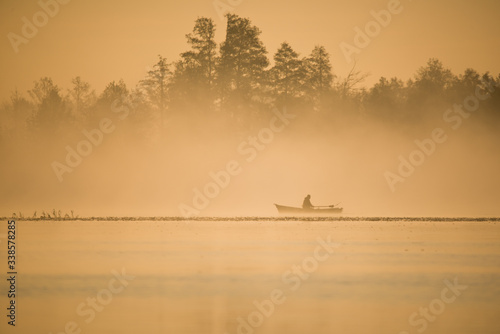 Samotny wędkarz we mgle © Krzysztof