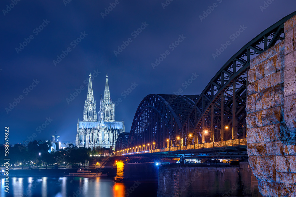Obraz premium Panorama of the Hohenzollern Bridge over the Rhine River and Cologne Cathedral by night, Cologne city skyline Germany,Skyline von Köln mit Kölner Dom und Hohenzollernbrücke bei Nacht.