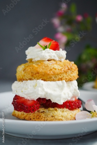 Valokuva Homemade Strawberry shortcake with stuffed cream topping, selective focus