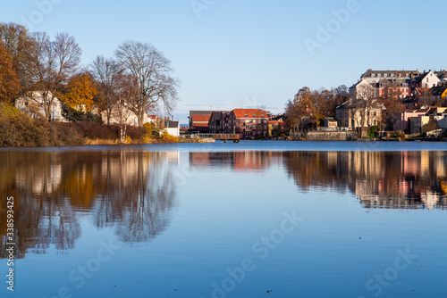 In the afternoon, the weather is clear, the scenery of the town and the river bank and the reflection on the water