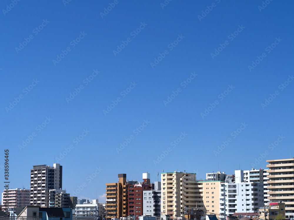 マンション街と青空 マンション街と青空