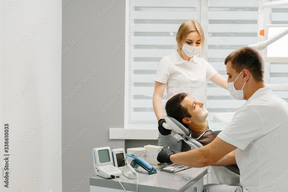 Obraz premium Doctor Dentist with an assistant work in a dental clinic.
