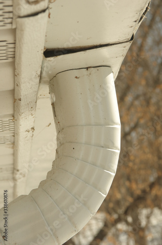 vertical leaky rain gutter