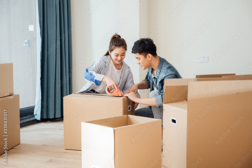 Asian young couples move to new house Asian young couples move to new house
