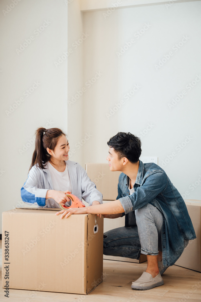 Asian young couples move to new house Asian young couples move to new house