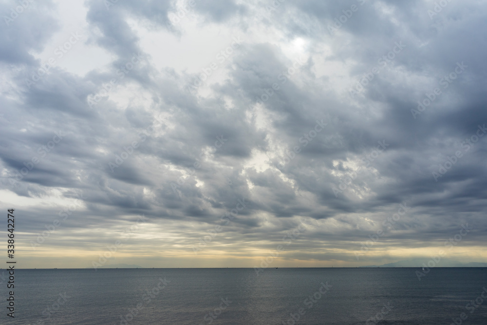 曇天の湘南海岸の風景