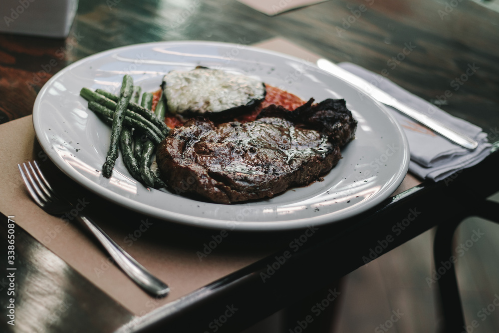 Filete de res con portobello gratinado y espárragos a la plancha Stock