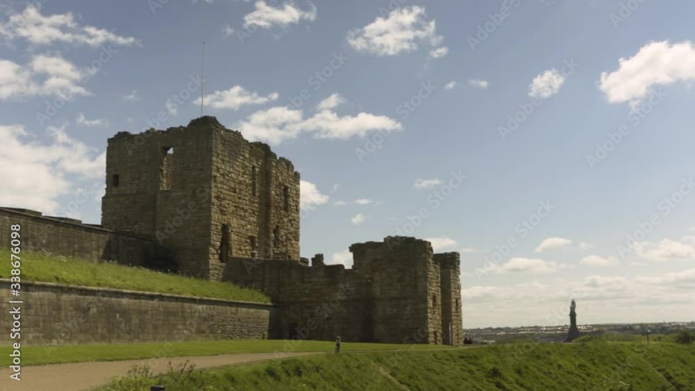 Tynemouth priory ruins and Collingwood monument, Summer, daytime, Newcastle upon Tyne, North East England, UK Tynemouth priory ruins and Collingwood monument, Summer, daytime, Newcastle upon Tyne, North East England, UK