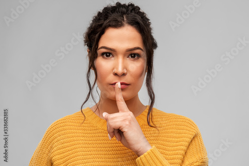 Εκτύπωση καμβά silence, confidentiality and people concept - portrait of young woman with pierc