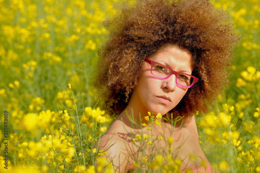 An attractíve young woman relaxes in a rapeseed field
in springtime. She wears pink glasses that stands out in
the yellow rapeseed field. An attractíve young woman relaxes in a rapeseed field
in springtime. She wears pink glasses that stands out in
the yellow rapeseed field.