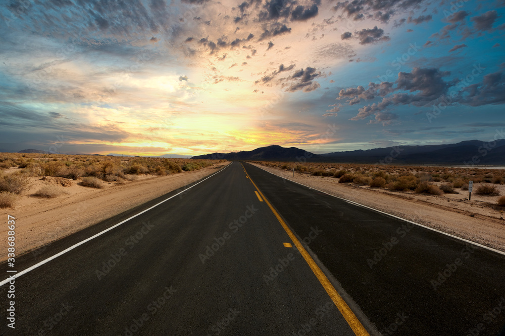 Autostrada nel deserto verso l'orizzonteal tramonto
