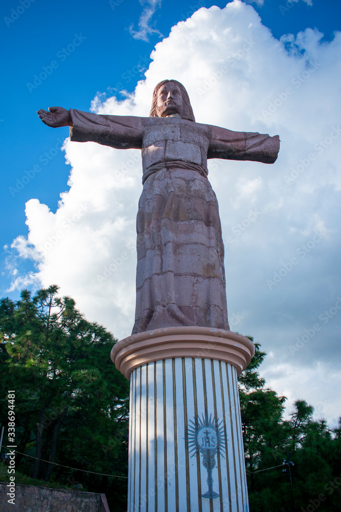 Estatua del Cristo Monumental sin una mano después del sismo de 2017 en el Cerro de Atachi, Taxco Guerrero México