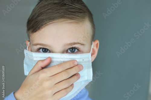 The child puts on a protective mask