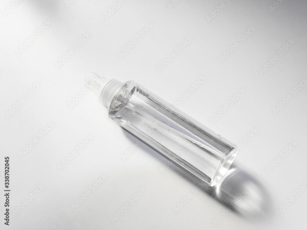 Naklejka premium Clear plastic spray bottle on white background