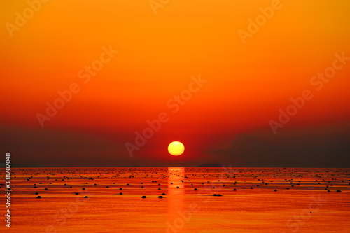 海苔漁の海に沈む真っ赤な夕日