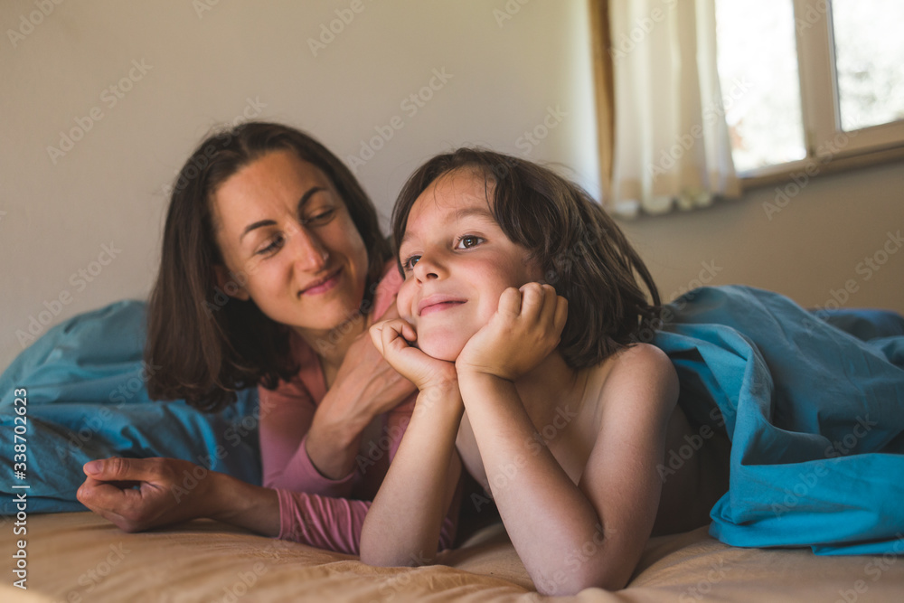 A woman spends time with her child at home. A woman spends time with her child at home.