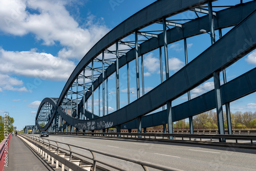 Autobahn-, Rad- und Fußgängerbrücke über die Elbe in Hamburg